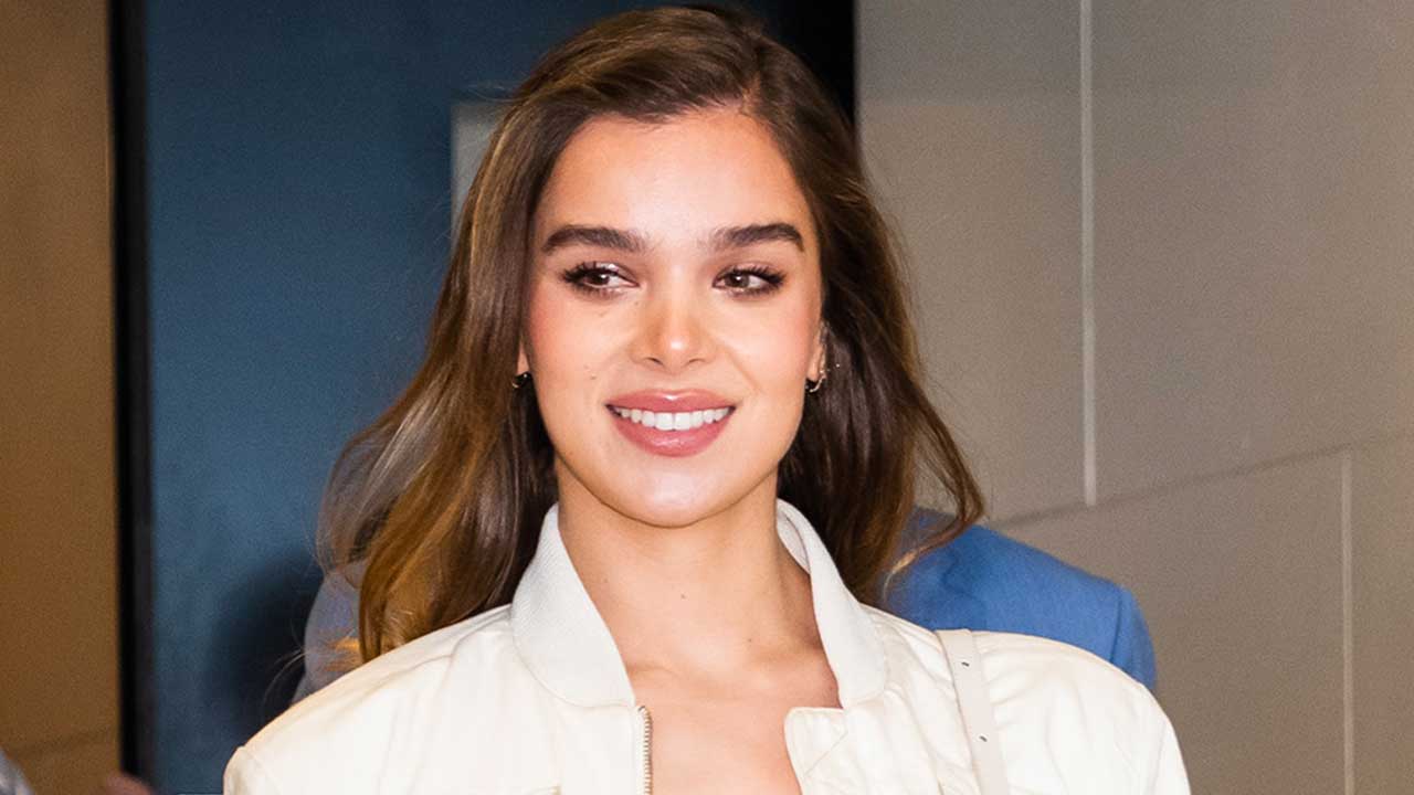 Who Is Hailee Steinfeld Dating Now? Hailee Steinfeld At Golden Globes